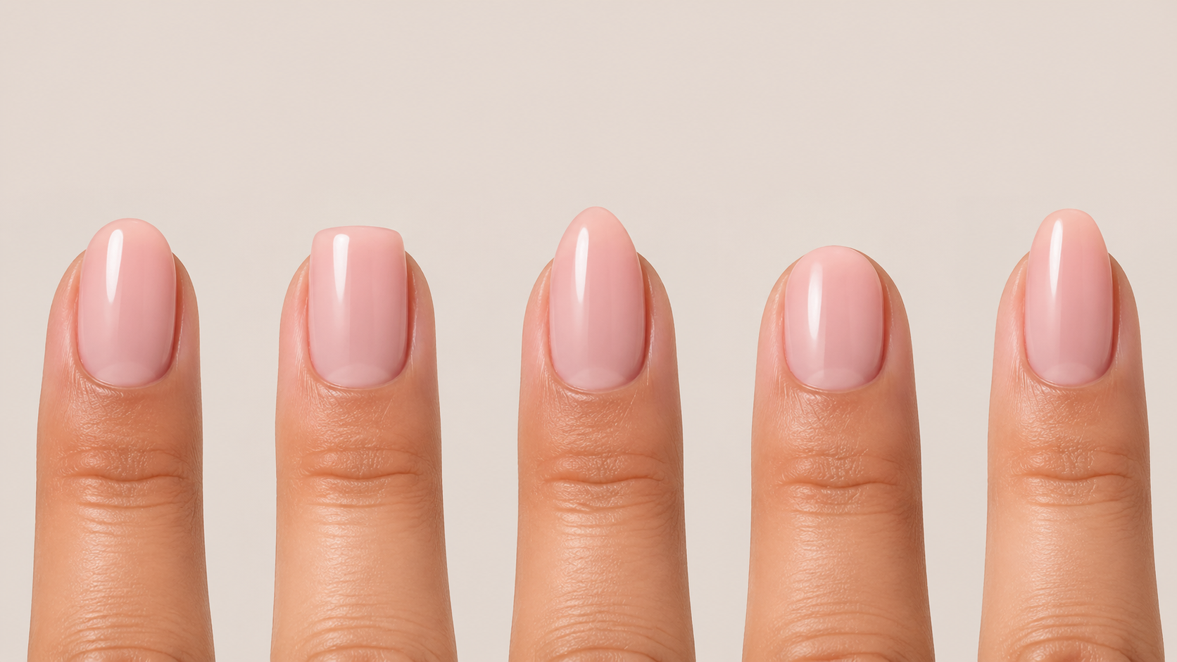 短く幅広の指にぴったりの短い爪の形状オプションを示す現実的な比較画像。